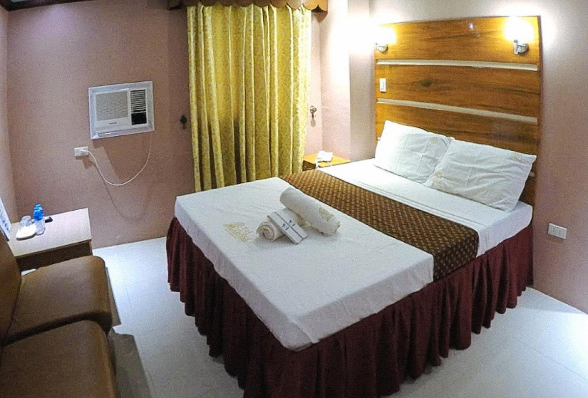 Reddoorz Plus @ Taj Hotel Tuguegarao מראה חיצוני תמונה