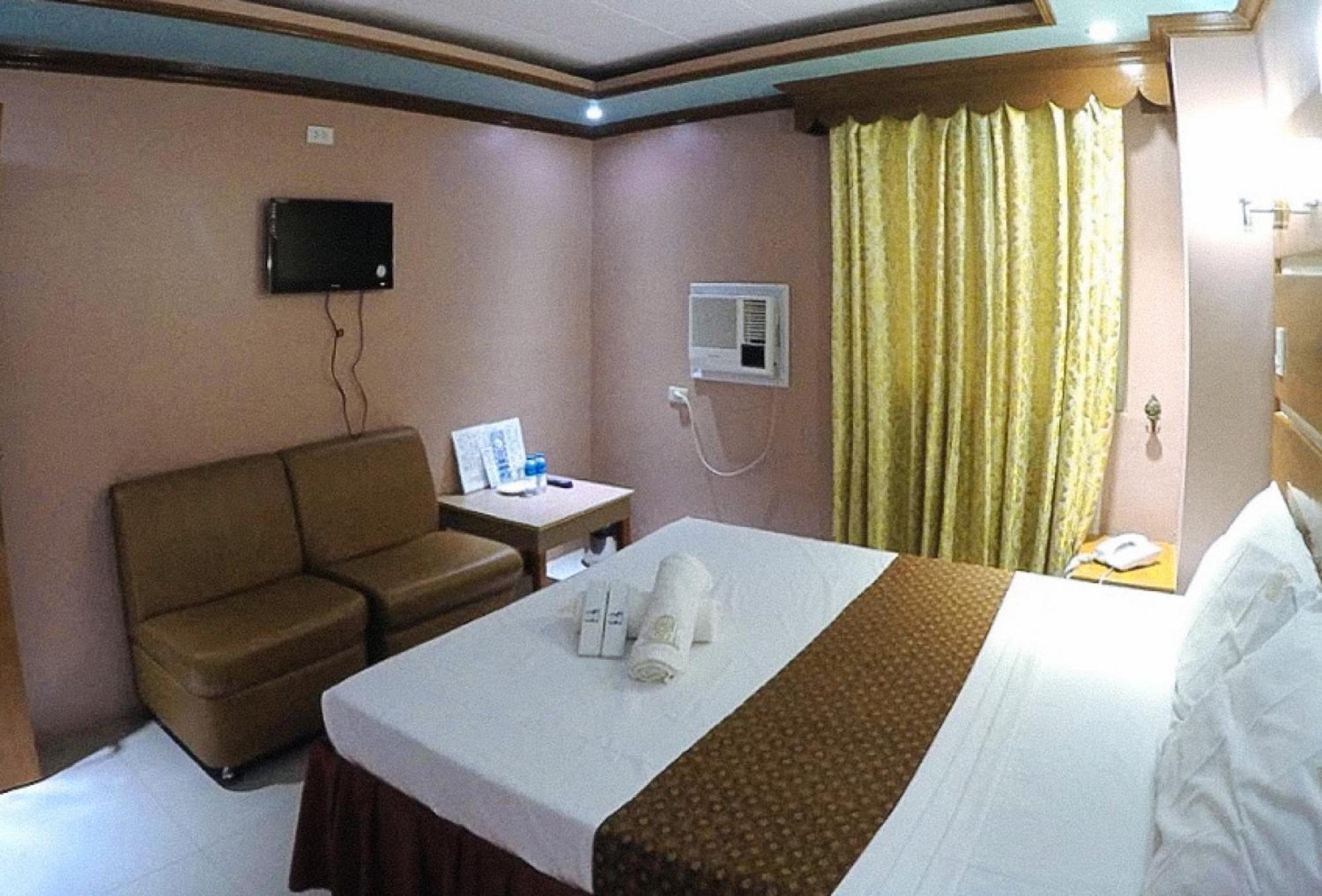 Reddoorz Plus @ Taj Hotel Tuguegarao מראה חיצוני תמונה