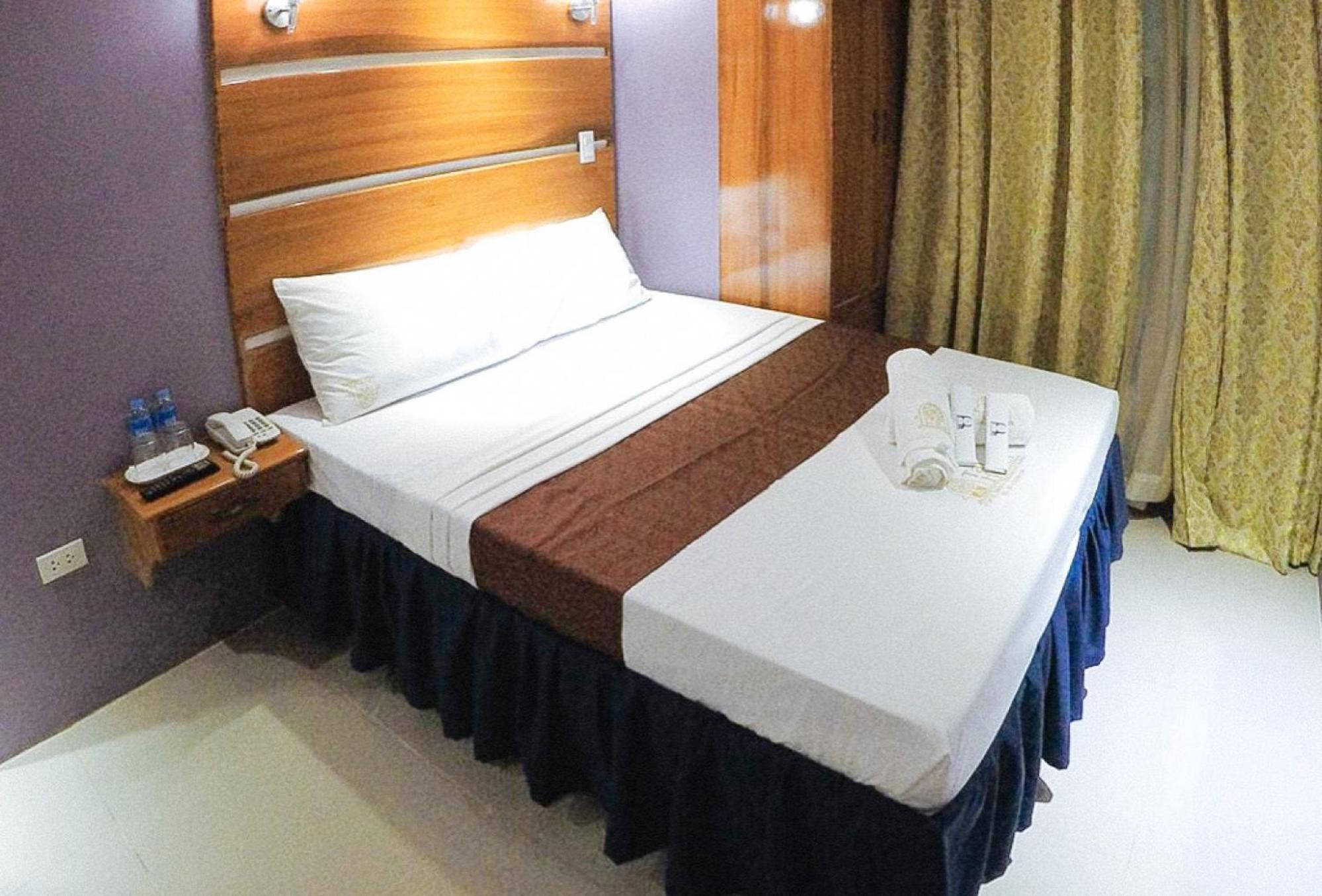 Reddoorz Plus @ Taj Hotel Tuguegarao מראה חיצוני תמונה
