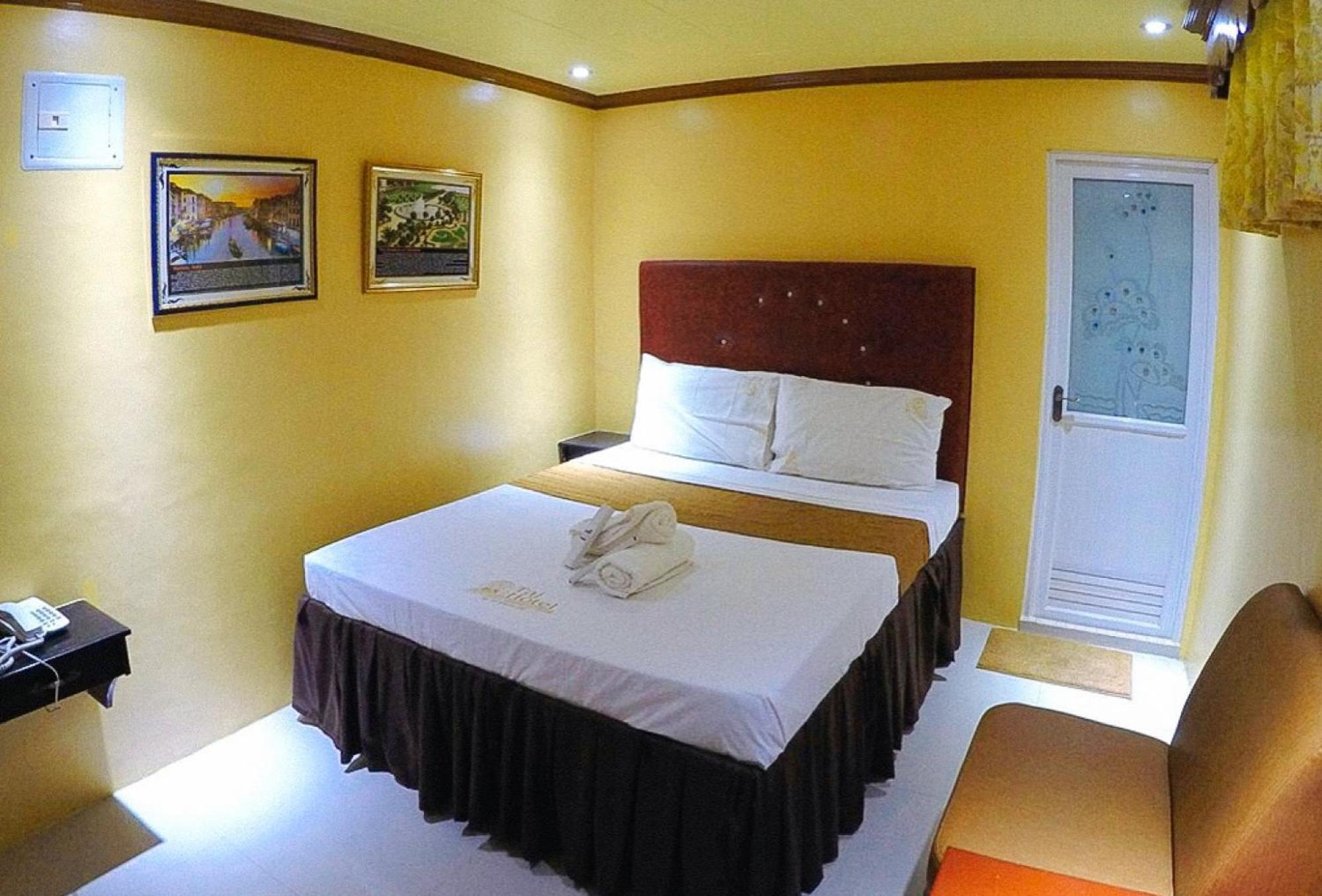 Reddoorz Plus @ Taj Hotel Tuguegarao מראה חיצוני תמונה