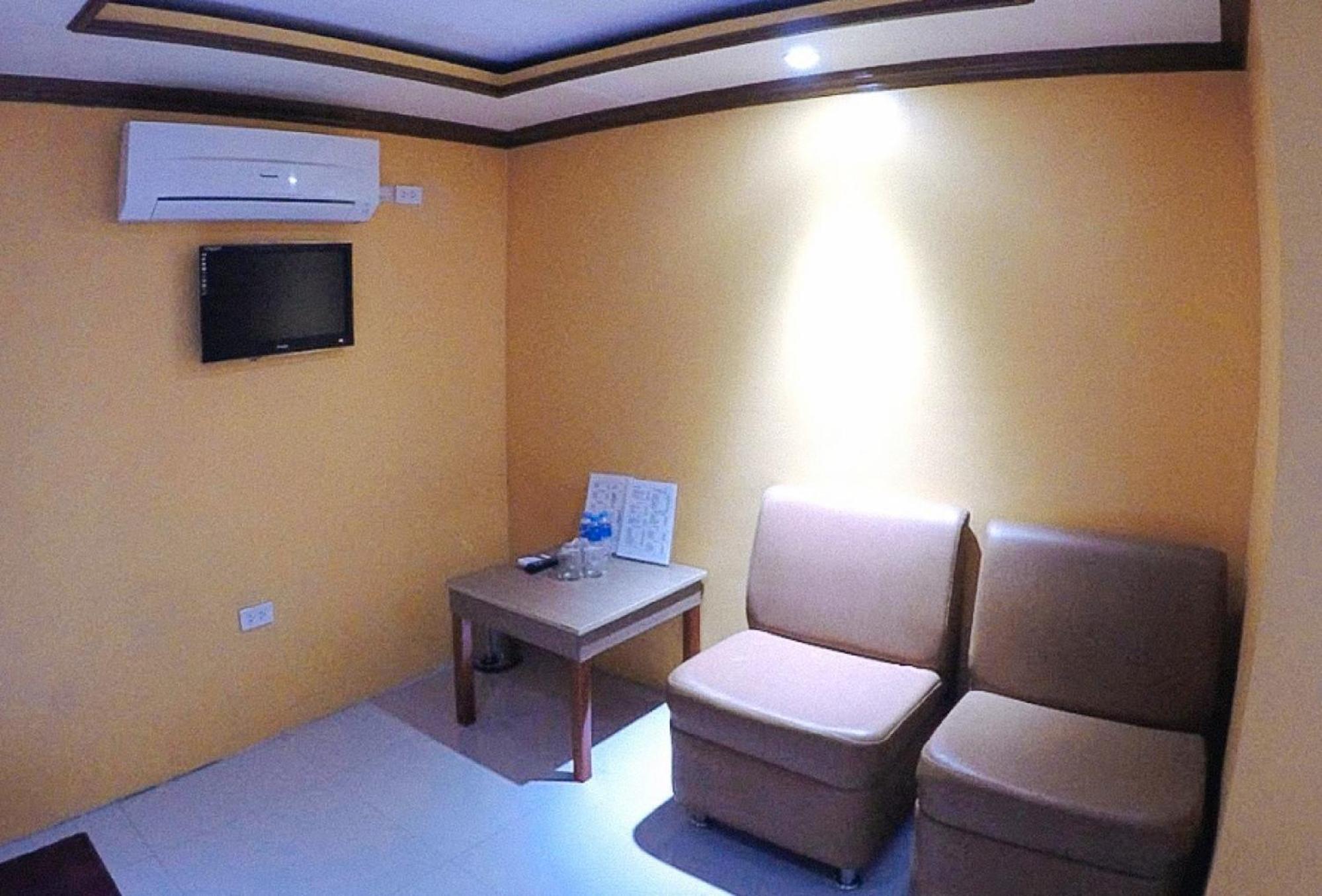 Reddoorz Plus @ Taj Hotel Tuguegarao מראה חיצוני תמונה